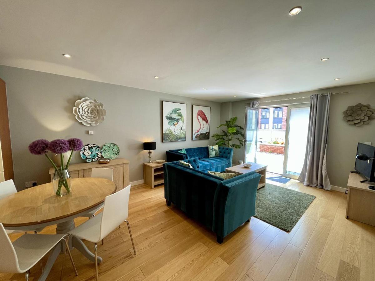 Stunning 2-Bed Town Centre Apartment - Hosted By Hutch Lifestyle Leamington Spa Exterior foto